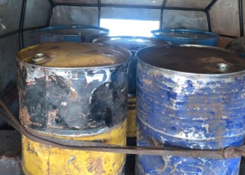 Vecinos alertaron a la Policía sobre una carga ilegal de combustible en tambores