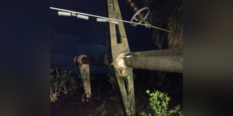 CAÍDA. La línea de 32 Kv Roca - Oberá dejó sin luz a toda la zona centro y parte de la zona sur de Misiones.