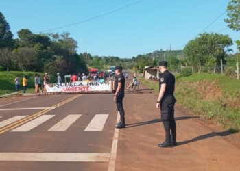Pozo Azul: padres de los alumnos de la Escuela Provincial 876 cortan la ruta provincial 17