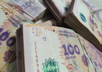 ¿Cuánto debería subir el salario mínimo para ganarle a la inflación y la devaluación?