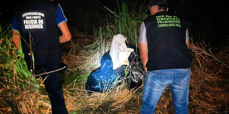 SORPRESA. Los delincuentes arrojaron la droga al suelo y corrieron hacia el monte amparados en la oscuridad.