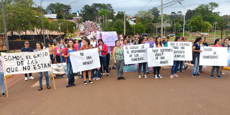 MARCHA. Ayer tras el sepelio de Dos Santos hubo una masiva marcha de reclamo de justicia y lucha contra la violencia de género.
