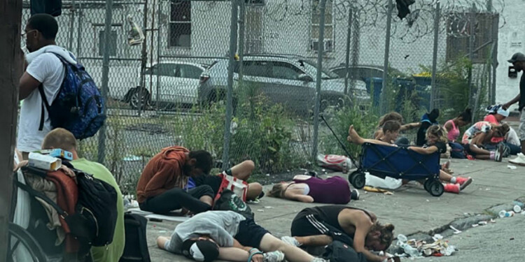 IMÁGENES. Las redes sociales y los medios internacionales se hacen eco de las consecuencias del fentanilo con la difusión de videos donde se ve a personas en “estado zombie” por las calles de EEUU.