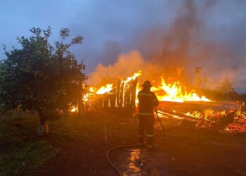 Incendio destruyó una fábrica obereña