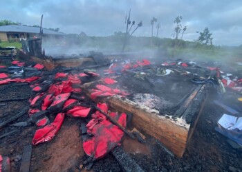 Incendio destruyó una fábrica obereña