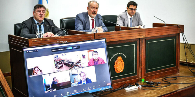 TRIBUNAL. Los jueces federales (de izquierda a derecha) Ernesto Jorge Bosch (subrogante y titular del TOCF de Resistencia), y los misioneros Manuel Alberto Jesús Moreira (presidente) y Fabián Gustavo Cardozo. (Fotos/Gentileza M. Otaño (@mmo_marcos))