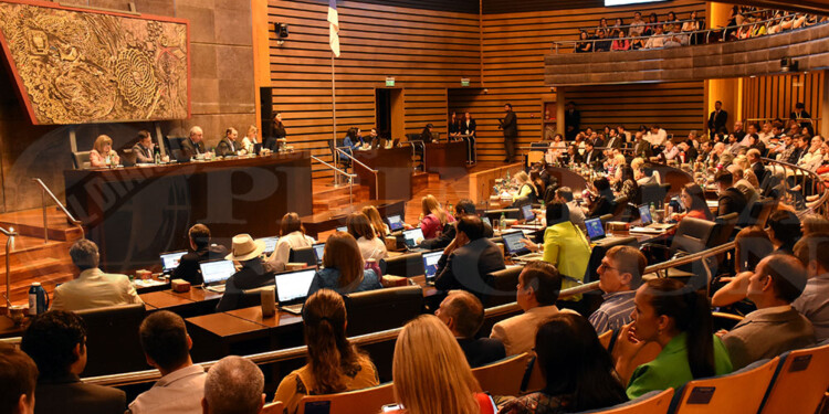 PLENO COMPLETO. En la sesión del tratamiento del presupuesto estuvieron presentes los 40 diputados provinciales.