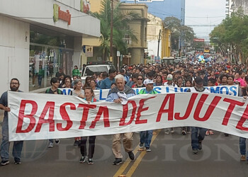 Marcha contra el ajuste para pagar deuda