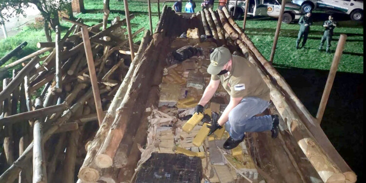 ACONDICIONADOS. Efectivos de Gendarmería en la apertura de la carga del camión en el Escuadrón X “Eldorado”.