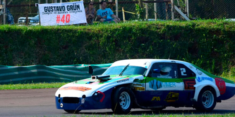 HOMENAJES. Una de las banderas, ayer, en homenaje a Gustavo. Hoy está prevista una emotiva vuelta de honor.