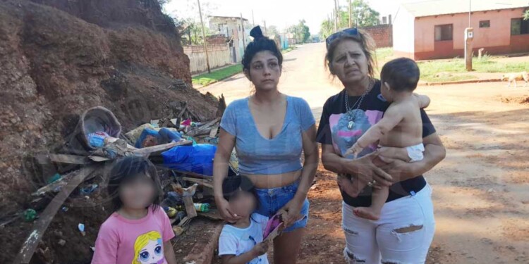 SIN LUGAR DONDE IR. Esta familia se quedó en la calle, mientras cuidaba las pocas cosas que tenía. Entonces, comenzaron a pedir asistencia para esta joven madre y sus tres hijas, residentes del barrio Sol de Misiones.