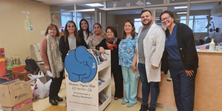 MISIÓN CUMPLIDA. Tany entregó los libros y colores al equipo profesional.