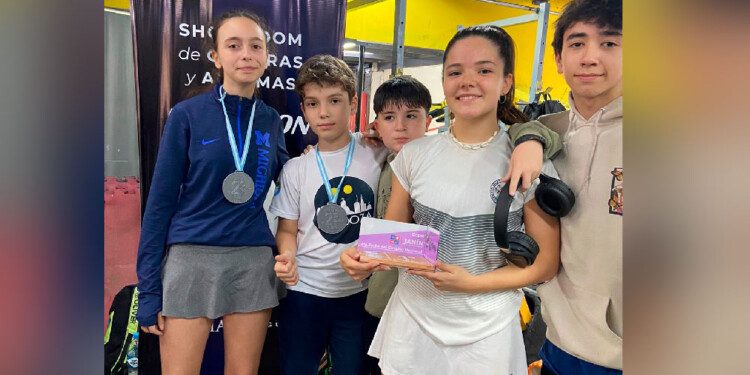 LOS MISIONEROS. (De izq. a der) Sofía Foley, Felipe Piaggi, Segundo Kowalczyk, Paula Rivero y Thiago Velázquez.