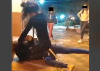 Feroz pelea entre dos chicas adolescentes en la plaza central de Garuhapé