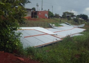 Fuertes ráfagas de viento provocaron daños en Posadas y Alem