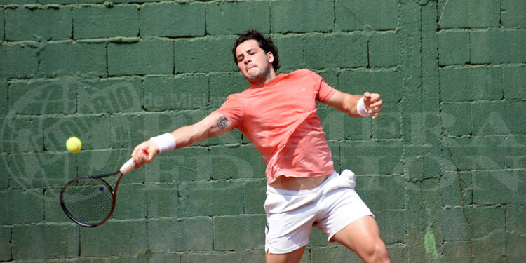 PRESENCIA. El obereño Agustín Alzugaray tuvo ayer su debut en un circuito profesional sobre la tierra colorada.