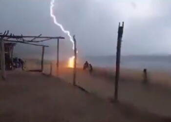 Impactante video en el que se ve como dos personas son alcanzadas por un rayo en una playa de México