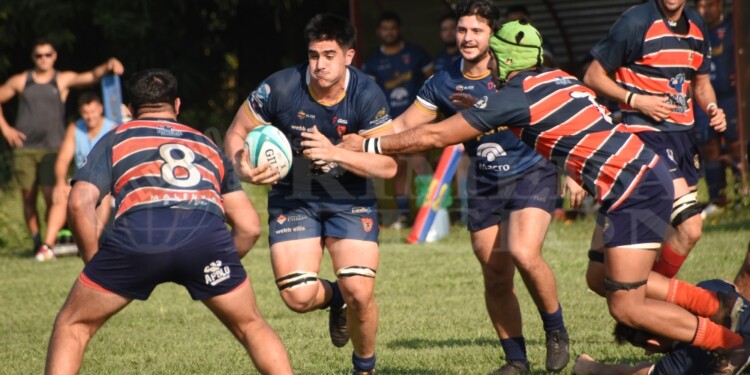 ARRANQUE. Giuseppe Ceccarini inicia un avance de CAPRI, mientras Víctor Franco se prepara para interceptarlo.