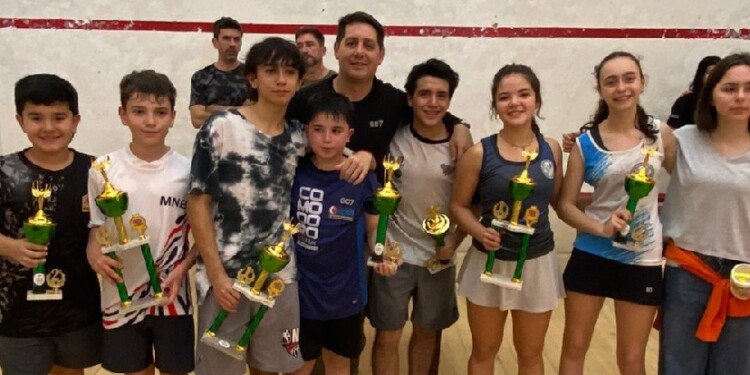 CON SUS TROFEOS. La legión misionera en Menores, con sus copas.