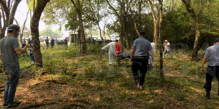HALLAZGO DEL CUERPO. Este Diario registró el difícil momento en que familiares se enteraron que la policía ubicó el cadáver del adolescente.