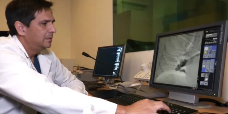 El Dr. Ernesto Duarte, responsable del Sector de Hemodinamia del Parque de la Salud encabezó el equipo de operación.