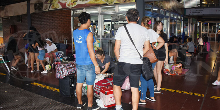 ILUSIÓN TRUNCADA. En febrero, familias con niños y cargadas de equipaje quedaron varadas en la Terminal de Ómnibus de Posadas a la espera de un colectivo que nunca llegó, y sin respuestas de la supuesta coordinadora del viaje.