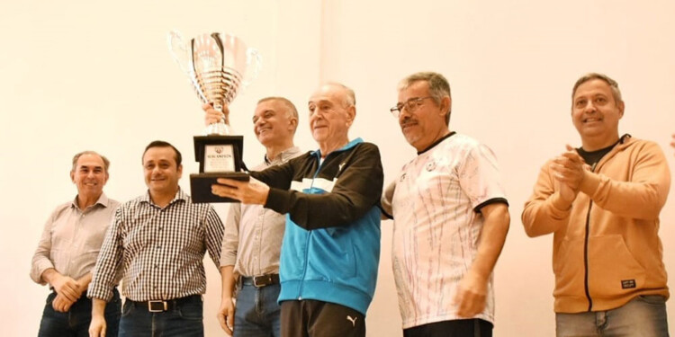 PRESENTACIÓN. “Cacho” Repetto junto a las máximas autoridades provinciales y municipal en el Paseo de la ex-Estación de trenes en la costanera. (Foto: Gentileza Asoc. de Veteranos)