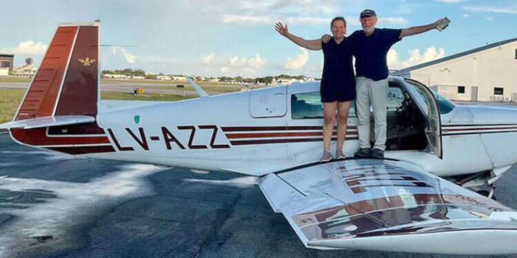 SANA ENVIDIA. Betina y Claudio posan sobre el ala de su avión con el que dieron vuelta al mundo.