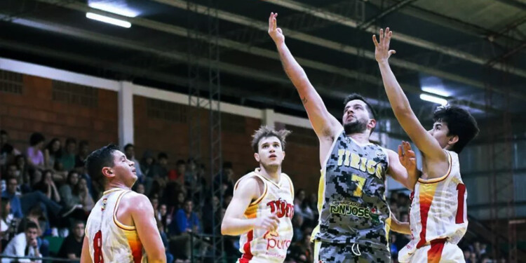 UN PASO ARRIBA. El equipo nipón impuso su juego en el Norte Misionero.