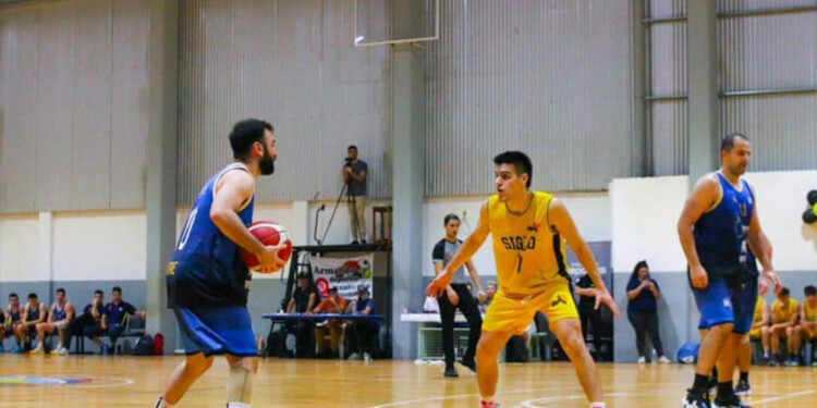 CONDUCE. Con la pelota en mano, Francisco Stassi, de Mitre, guía el ataque de su equipo ante los puertorriqueños.