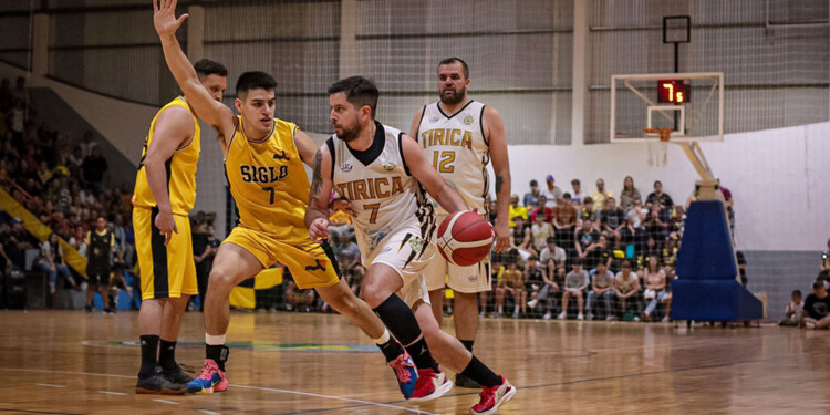 EL MANEJO. El eldoradense es una pieza clave del juego del Felino, un referente adentro y afuera de la cancha.
