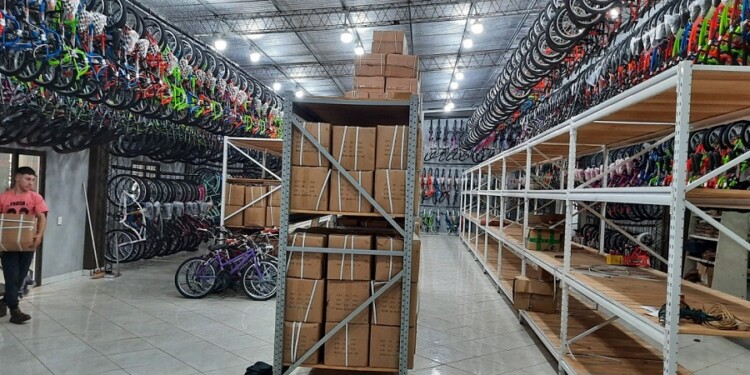 ESTANTES VACÍOS. Los insumos importados tardan semanas en llegar y atrasan a la producción que opera a un 50% de su capacidad regular.