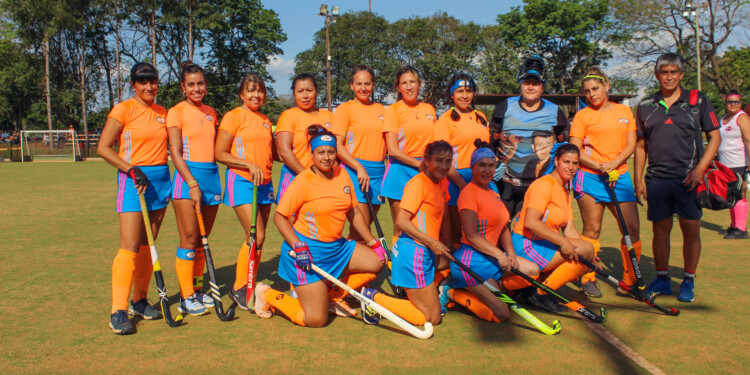 PARA FESTEJAR. Las chicas del club de la ribera se impusieron en el torneo.