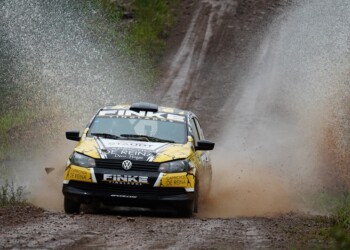 Rally: Finke ganó en el barro y da pelea
