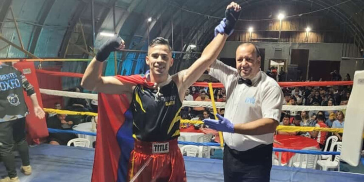 ORGULLO. Agustín Peralta, con la bandera de Misiones, tras ganar en 60 kgs.