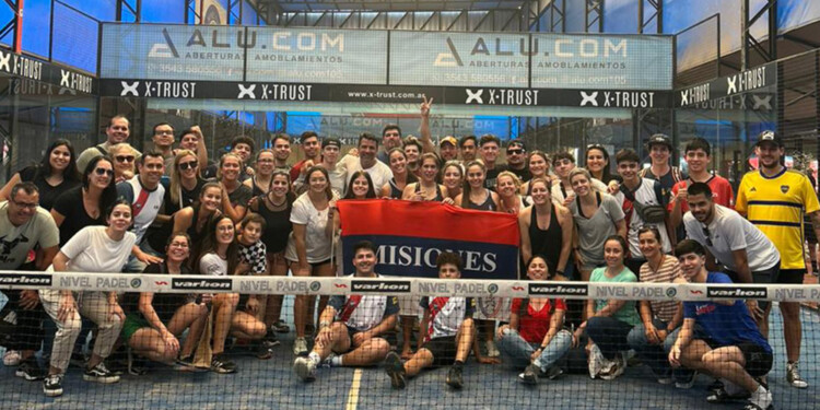 HAY EQUIPO. Mauricio y Santino (en el medio) sintieron el apoyo de toda la delegación misionera y tras ser campeones se sacaron una foto histórica.