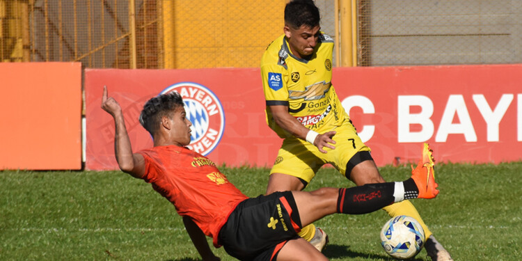 COMO COLECTIVO LLENO. Nico Inostroza de Crucero engancha hacia adentro y hace pasar de largo al defensor chaqueño.