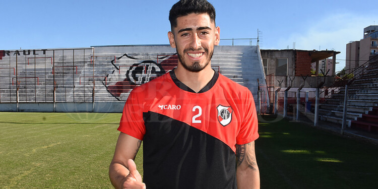 POR REVANCHA. Matías Barrientos regresó a la entidad de Villa Sarita y esta vez buscará el ascenso que se le negó.