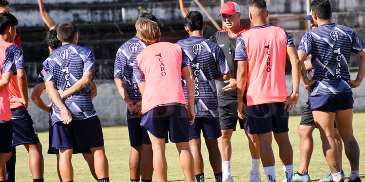 ATENTOS. La charla del cuerpo técnico de Guaraní con los integrantes del plantel que buscará el ascenso al Federal A (Archivo)