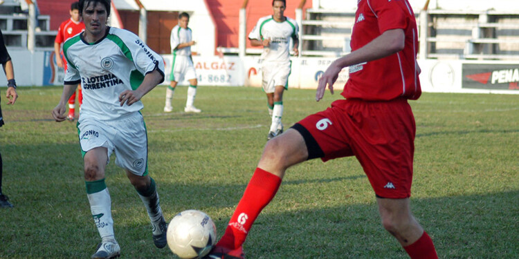 RECUERDOS. Schunke, allá por 2006, con la camiseta de Guaraní. Vuelve.