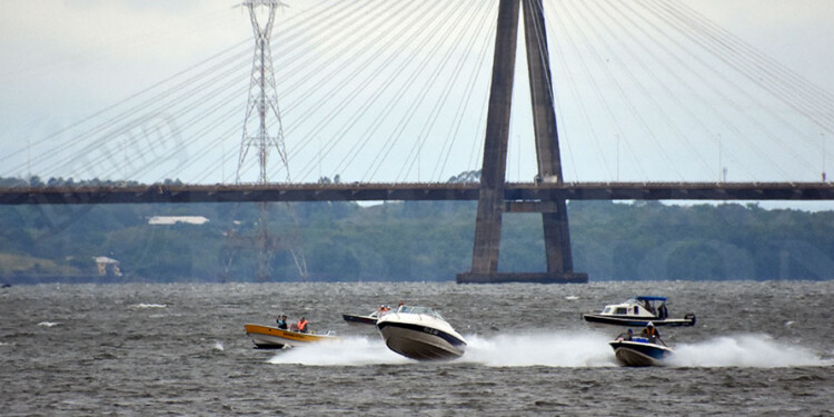 LARGARON. Alrededor de 120 equipos partieron ayer aguas abajo para buscar las mejores piezas, que los lleven a la victoria de la tradicional competencia.