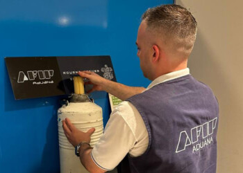 Descubren a un hombre que intentó ingresar al país 5 litros de semen canino