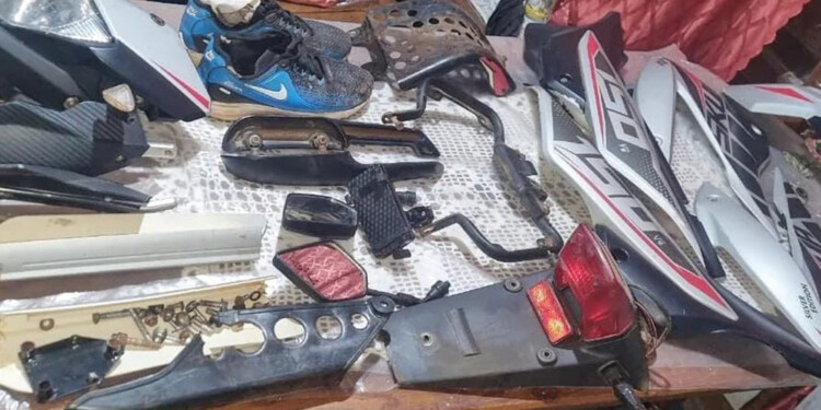 SECUESTRO. En el allanamiento encontraron la motocicleta desarmada.