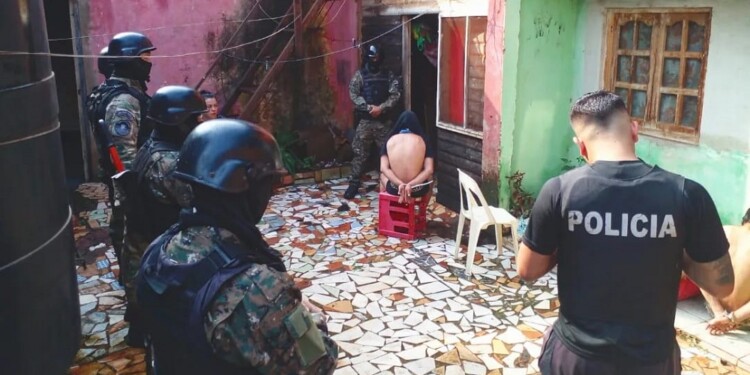 BUSCAN A UN TERCERO. Los dos sospechosos fueron arrestados y puestos a disposición de la Justicia.