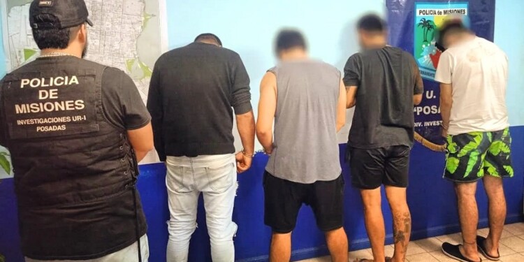 SOSPECHOSOS. Los cuatro detenidos tras los allanamientos de efectivos de Investigaciones de la Unidad Regional I.