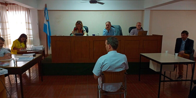 CONTRADICCIONES. Para el fiscal del Tribunal Penal de Eldorado, Federico José Rodríguez, el médico dio dos diagnósticos distintos cuando examinó durante la instrucción de la causa a la víctima. En la imagen el momento en que declaró el galeno de la fuerza ante los jueces y las partes.