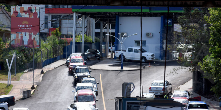DEMORAS. La falta de infraestructura en los pasos de frontera generan una serie de problemas cuando llegan los turistas.