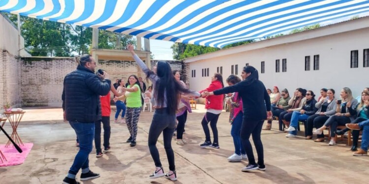 FIESTA. Mamás comenzaron a celebrar su día a puro baile, al ritmo de Andy Gaona, en la Unidad Penal V.
