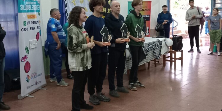 SIEMPRE DESTACADO. Sacha Rozental (primero de derecha a izquierda) derrotó en el final de Libres a Erni Vogel.