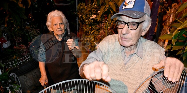 ATEMORIZADOS. La pareja aseguró que el asaltante estaba decidido a lastimar o matar a cualquiera de los dos si no aparecía el dinero.